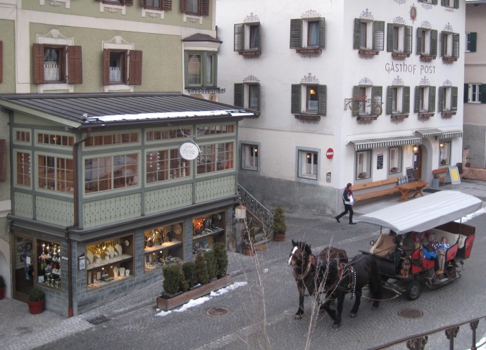 En av de mysiga gatorna i Hopfgarten, där en hästskjuts precis passerar förbi