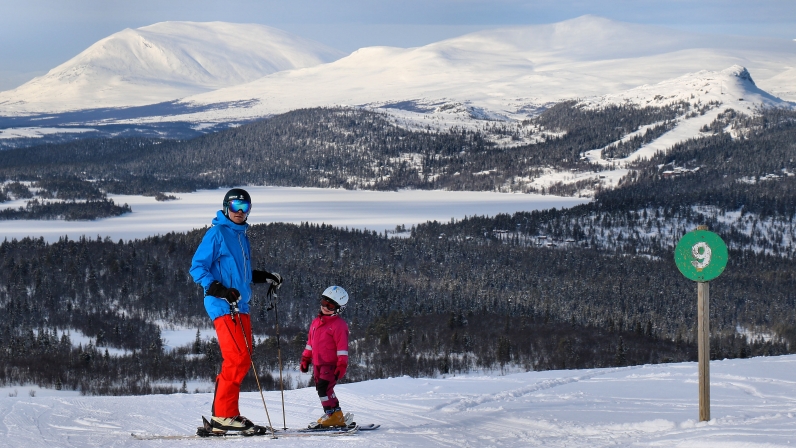 Familjestället med plats till farmor-längdskidåkning och utförsrace