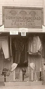 Monter med skylten Didrikson-Grundén & Co., oljeklädesfabrik, Grundsund